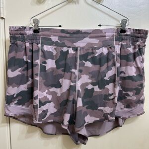 Lululemon Misty Mauve Camo Hotty Hot Shorts SZ 20 4”